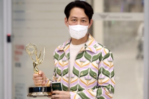 [포토] 이정재, 에미상 안고 ‘금의환향’
