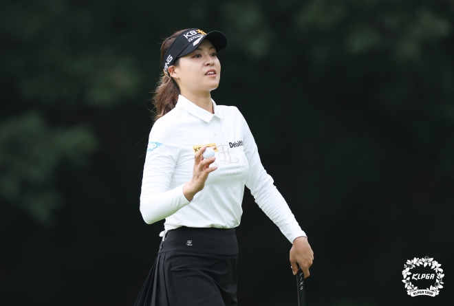 18일 ‘KB금융 스타챔피언십’에서 전인지가 홀 아웃을 하고 있다. 　KLPGA 제공