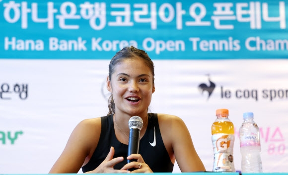 영국의 에마 라두카누가 2022 하나은행 WTA 투어 코리아오픈 개막을 하루 앞둔 18일 서울 올림픽공원 테니스경기장에서 열린 인터뷰에서 취재진 질문에 답하고 있다. 2022.9.18 연합뉴스