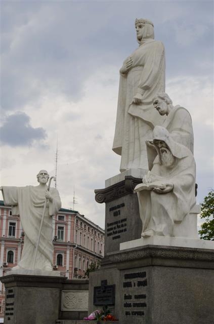 우크라이나의 수도 키이우에 세워진 국모 올가의 동상. 픽사베이 제공