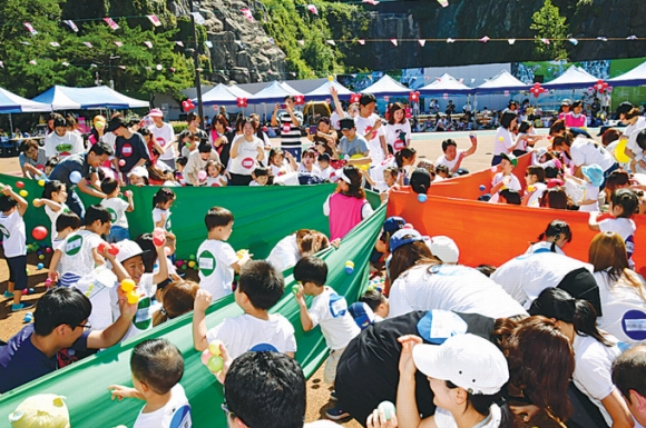 지난 2019년 서울 중랑구 용마폭포공원에서 개최됐던 중랑구 꿈나무 가족운동회 모습. 중랑구 제공