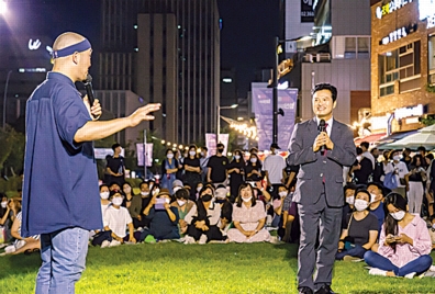 김태우(오른쪽) 강서구청장이 지난 8일 마곡 문화의 거리에서 열린 버스킹 공연에서 직접 무대에 나와 관객들에게 “강남보다 더 잘사는 강서를 만들겠다”고 말하고 있다. 강서구 제공