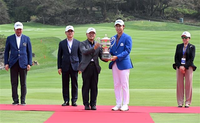 양승욱(가운데) 전자신문 사장이 최진호(오른쪽)에게 우승컵을 전달하고 기념 촬영하는 모습. 전자신문 제공