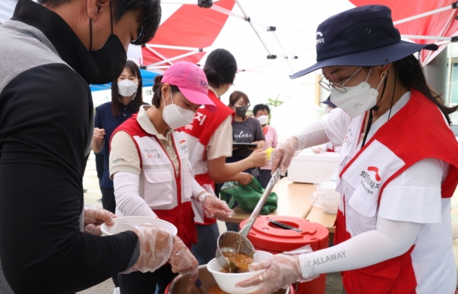 희망브리지 자원봉사자가 경북 포항시 대송면 대피소에서 이재민에게 식사를 나눠주고 있다. 희망브리지 제공