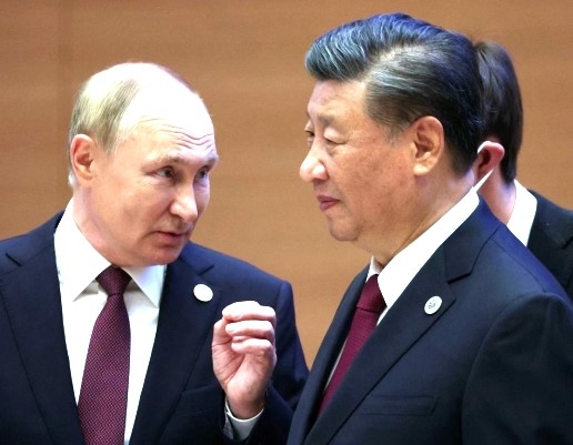블라디미르 푸틴(왼쪽) 러시아 대통령과 시진핑 중국 국가 주석이 16일 우즈베키스탄 사마르칸트에서 열린 상하이 협력기구(SCO) 정상회의에서 만나 대화를 나누고 있다. 사마르칸트 AFP 뉴스1