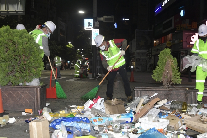 서울 서대문구가 21일 14개 동 전역에서 ‘가을맞이 대청소’를 실시한다. 사진은 이성헌 서대문구청장(가운데)이 지난 7일 새벽 신촌에서 환경미화원들과 함께 청소하는 모습. 서대문구 제공 