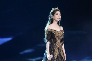 아이유, 귀 건강이상 고백 “1년전부터 컨트롤 어려워”