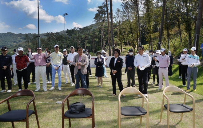 17일 열린 세레니티CC 코스 증설 기념식에서 김주영 회장(앞줄 왼쪽 여섯 번째)과 김영환(네번째) 충북지사가 소개 되고 있다. 세레니티 CC 제공