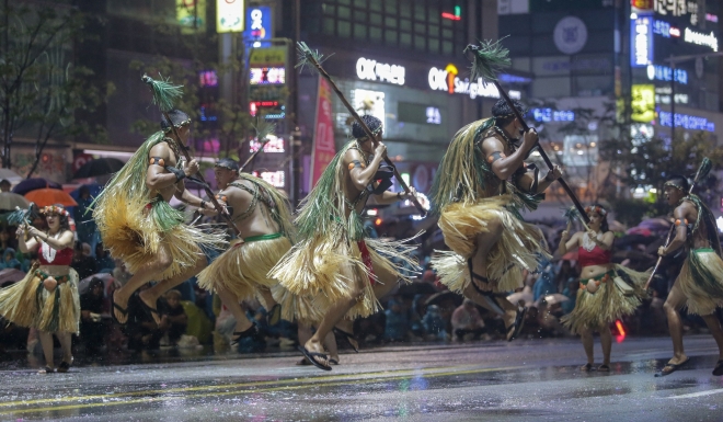 2018년 충남 천안흥타령춤축제 거리퍼레이드에서 해외 참가팀이 자국의 전통 춤을 선보이고 있다. 사진=천안시 제공