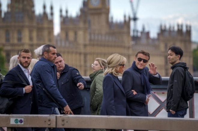 18일(현지시간) 엘리자베스 2세 영국 여왕의 국장 참석을 위해 영국에 간 에마뉘엘 마크롱 프랑스 대통령(오른쪽 두 번째)이 부인 브리지트 여사와 나란히 런던 거리를 걸으며 시민들에게 손을 흔들고 있다. 런던 EPA 연합뉴스 