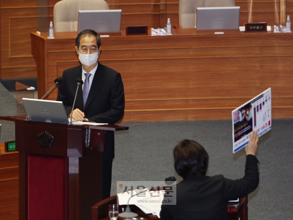 한덕수(왼쪽) 국무총리가 19일 국회 본회의장에서 열린 정치분야 대정부질문에 출석해 서영교 더불어민주당 의원의 질의를 듣고 있다. 김명국 기자