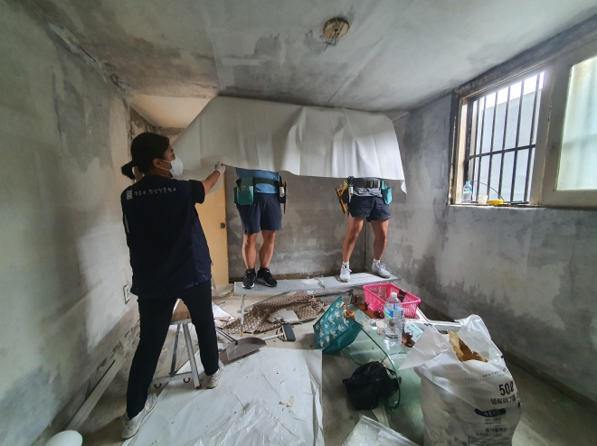 영등포청년건축학교 졸업생들이 8월 폭우 때 침수 피해를 입은 가구를 방문해 도배 등 집수리 봉사를 하고 있다. 영등포구 제공