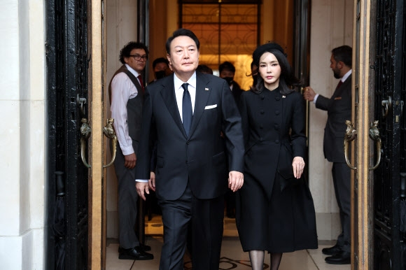O presidente Yeon Seok Yeol, sua esposa Yoon Seok Yeol e a primeira-dama Kim Geun Hee deixam um hotel em Londres para o funeral da rainha Elizabeth II no dia 19.  19.9.2022 Yonhap News