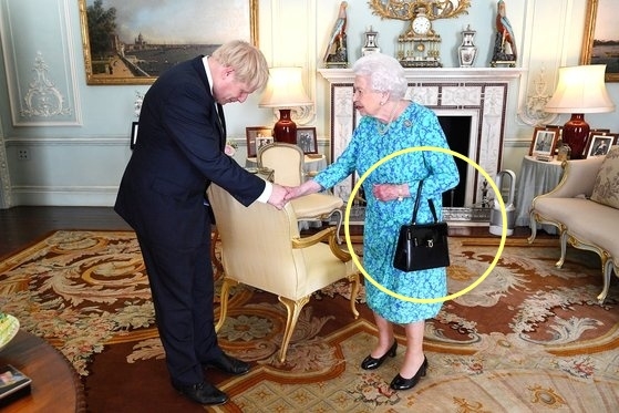 보리스 존슨 영국 총리(왼쪽)가 지난 2019년 7월 24일(현지시간) 런던 버킹엄궁에서 엘리자베스 2세 여왕을 예방하고 있다. 로이터 연합뉴스