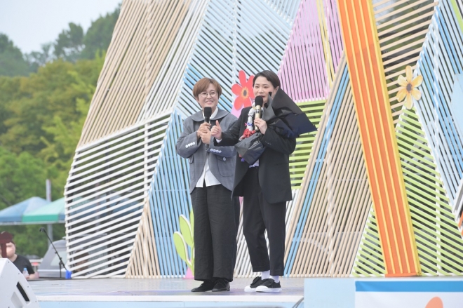 지난 17일 경기 하남시 미사경정공원에서 진행된 KBS 1TV ‘전국노래자랑’ 녹화에서 MC 김신영(오른쪽)이 방송인 송은이를 소개하고 있다. KBS 제공