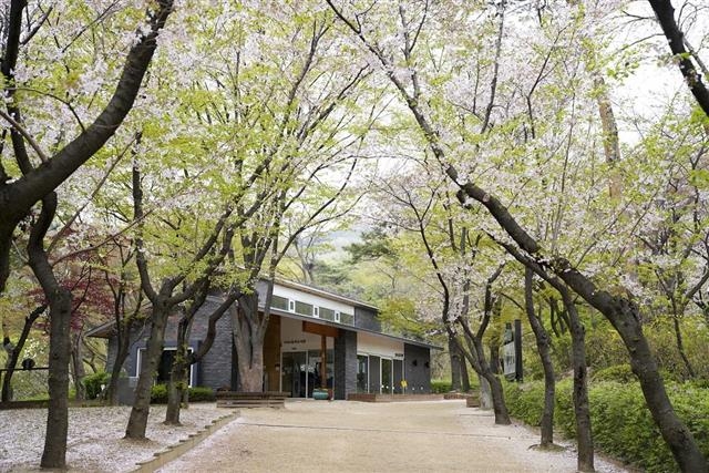뉴욕타임스에 현대 도시에서 숲과 책이 어우러진 휴식 공간으로 소개됐던 종로구 삼청공원 숲속도서관의 전경. 종로구 제공
