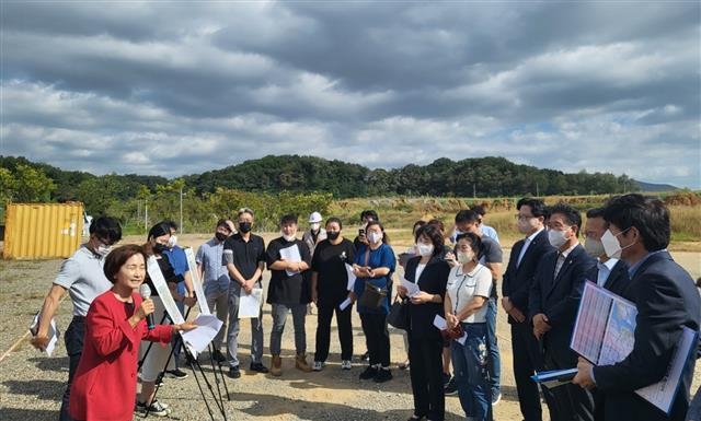 이행숙(왼쪽 첫 번째) 인천시 문화복지정무부시장이 19일 인천 서구 검단신도시에 들어설 대형 물류시설 예정지에서 인근 아파트 입주예정자들을 상대로 “지역과 주민의 바람을 넘어선 개발과 행정은 있을 수 없다”며 물류시설 건설 반대를 피력하고 있다. 인천시 제공