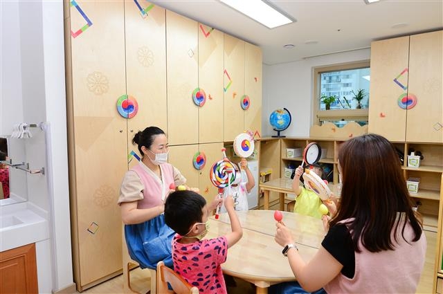 서울 동작구 한 어린이집에서 보육교사와 어린이들이 놀이활동을 하고 있다. 동작구 제공