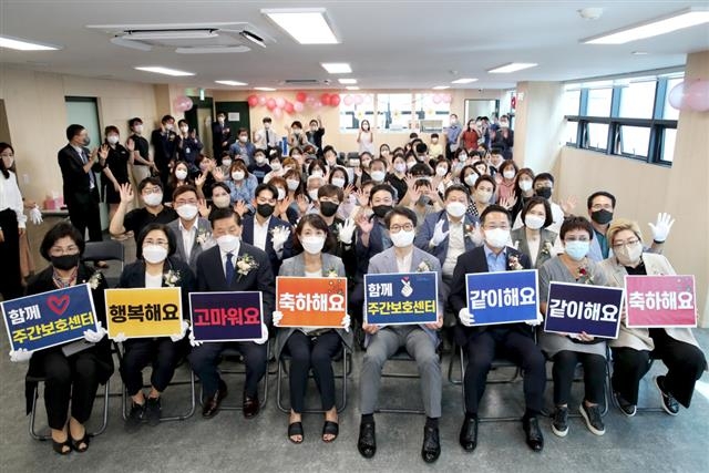 지난 16일 서울 성동구 함께주간보호센터 개소식에서 정원오(맨 앞줄 오른쪽 네 번째) 성동구청장이 참석자들과 단체사진을 찍고 있다. 성동구 제공 