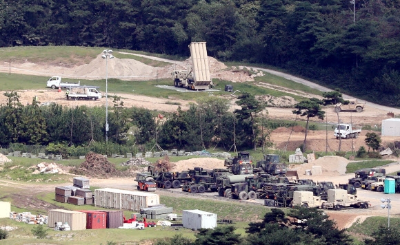 15일 경북 성주군 주한미군 사드(고고도미사일방어체계) 기지에서 발사대가 하늘을 향하고 있다. 발사대 주변으로 각종 중장비가 보인다. 정부가 사드 기지의 정상화에 속도를 내는 가운데 주민과 사드 반대단체의 반발이 커지며 긴장이 고조되고 있다. 2022.9.15 연합뉴스