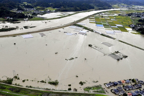 일본 미야자키현 구니토미의 가옥들이 태풍 난마돌로 인한 폭우로 침수돼 있다. 2022.9.19 교도 로이터 연합뉴스