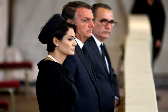 자이르 보우소나루(가운데) 브라질 대통령과 부인인 미셸리(왼쪽) 여사가 영국 런던 웨스트민스터 사원에서 열린 엘리자베스 2세 영국 여왕의 장례식에 참석하고 있다. 2022.9.18 로이터 연합뉴스