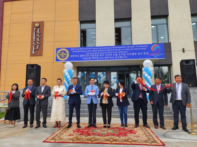정장선 평택시장이 몽골 토브아이막 도립도서관 준공식에 참석해 기념사진을 촬영하고 있다. 평택시