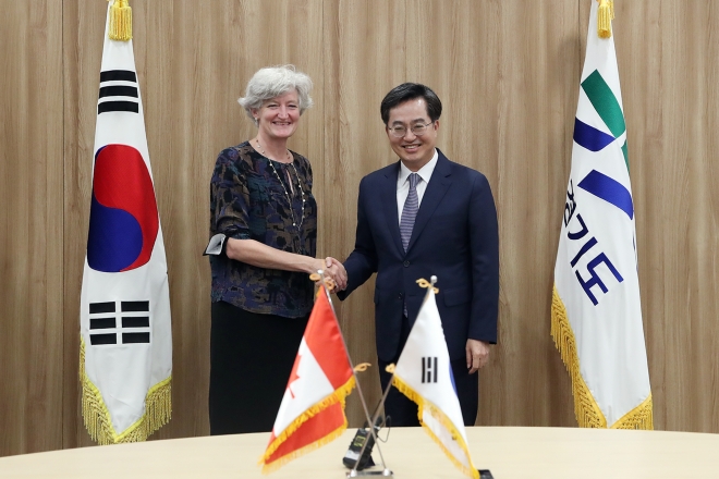 김동연 경기지사가 지난 5일 경기도청을 방문한 타마라 모휘니 주한 캐나다 대사대리와 만나 교류협력 방안을 논의하고 기념사진을 촬영하고 있다. 경기도