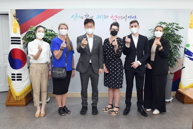 이민근 안산시장이 19일 시를 방문한 뉴질랜드 타우랑가시 대표단과 논의 후 기념사진을 촬영하고 있다. 안산시