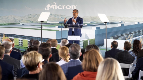 산제이 메흐로트라 마이크론 최고경영자(CEO)는 지난 12일(현지시간) 아이다호 보이스에서 150억 달러를 투자하는 반도체 생산 공장 건설에 대해 설명하고 있다. AP