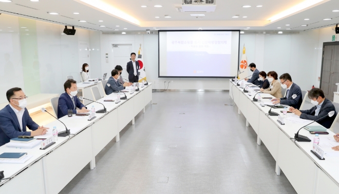 문영훈 광주시 행정부시장이 20일 오전 시청 3층 중회의실에서 열린 ‘복합쇼핑몰 신활력행정협의체’ 첫 회의를 주재하고 있다. 광주시 제공 