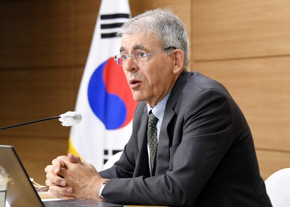 빈센트 코엔 OECD 경제검토국 부국장이 19일 정부세종청사에서 ‘2022년 한국경제보고서’에 대해 설명하고 있다.  세종 연합뉴스