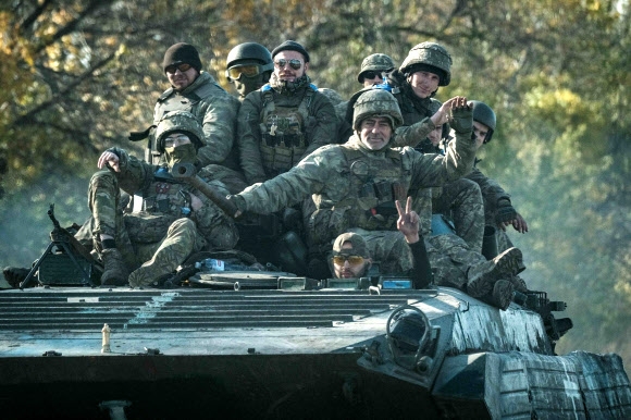 우크라이나 동북부의 하르키우주 전체를 러시아로부터 완전 탈환한 우크라이나 군인들이 19일(현지시간) 노보스테파니브카에서 장갑차를 타고 이동하며 승리의 ‘V’자를 그려 보이고 있다. 하르키우 AFP 연합뉴스