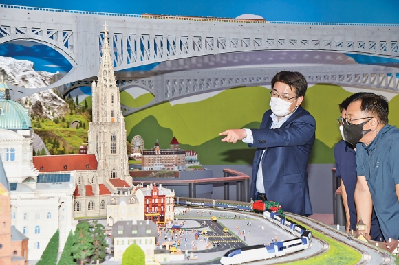 오승록(왼쪽) 서울 노원구청장이 화랑대 철도공원 안에 조성 중인 ‘노원기차마을’ 전시관을 직원들과 함께 점검하고 있다. 노원구 제공