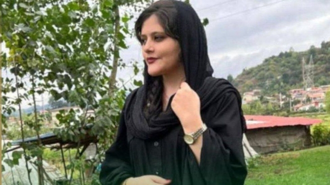 지난 13일(이하 현지시간) 히잡을 쓰지 않았다는 이유로 종교경찰에 연행되다 심장마비를 일으켜 16일 끝내 사망한 쿠르드족 여성 마흐사 아미니. 가족 제공 영국 BBC 홈페이지 캡처 