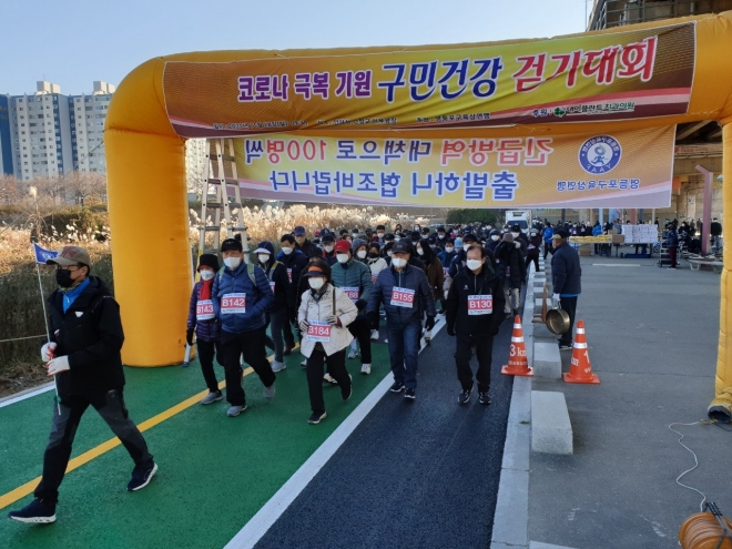 지난해 열린 안양천 힐링 걷기대회에서 참여자들이 천변을 걷고 있다. 영등포구 제공