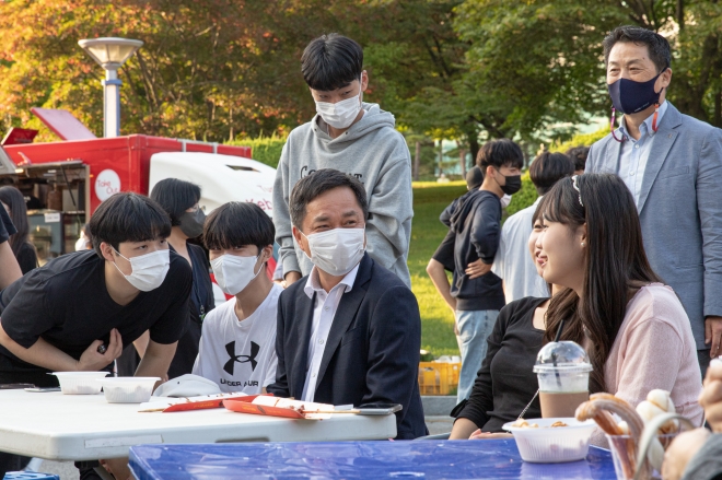 홍성태 상명 총장이 천안캠퍼스에서 열린 대학 축제에서 학생들과 함께 이야기를 나누고 있다. 사진=상명대 제공