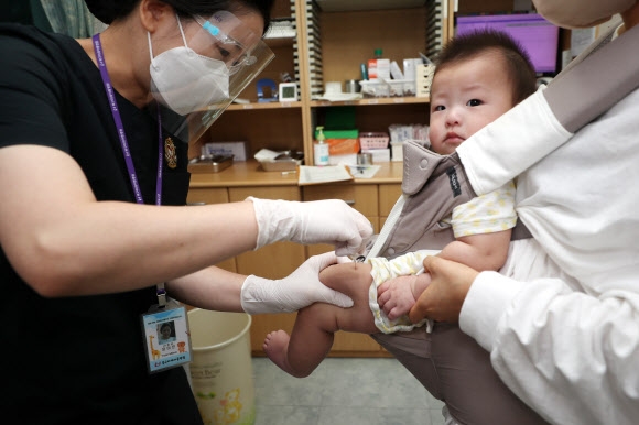 질병관리청은 14일 영유아에게 발생하는 호흡기 감염병인 ‘사람 메타뉴모바이러스’ 환자가 최근 계속 증가하고 있다며 주의를 당부했다. 사진은 독감 주사를 맞는 아이. 연합뉴스