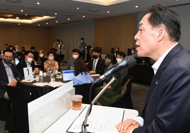 이재준 시장이 21일 수원컨벤션센터 회의실에서 열린 ‘기업인 원탁토론, 기업 유치 전략발표회’에서 ‘기업 유치와 지원 전략’을 발표했다. 수원시 제공 