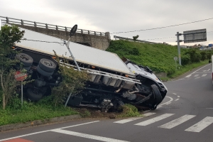 평화로 도로공사 교통안내하던 작업자, 화물차에 치여 끝내
