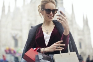 모델 출신 유부녀, 남성 18명과 동시 교제…4억 뜯어 ‘펑펑’