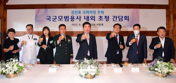 김진표(오른쪽 네 번째) 국회의장이 21일 국회 사랑재에서 국군모범용사들과 간담회를 갖고 건배를 제의하고 있다. 정연호 기자