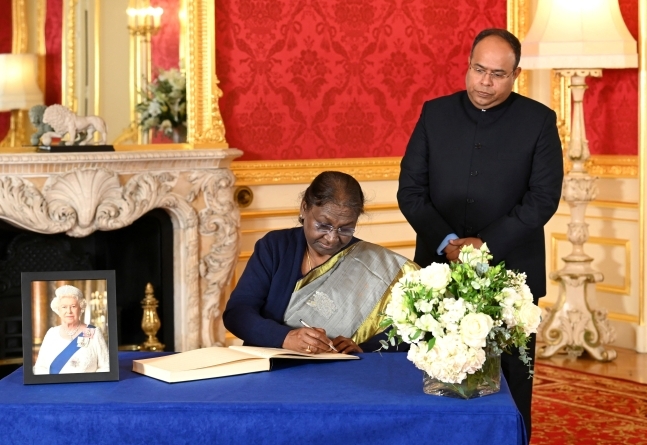드루파디 무르무 인도 대통령이 조문록을 쓰고 있다. 로이터연합뉴스