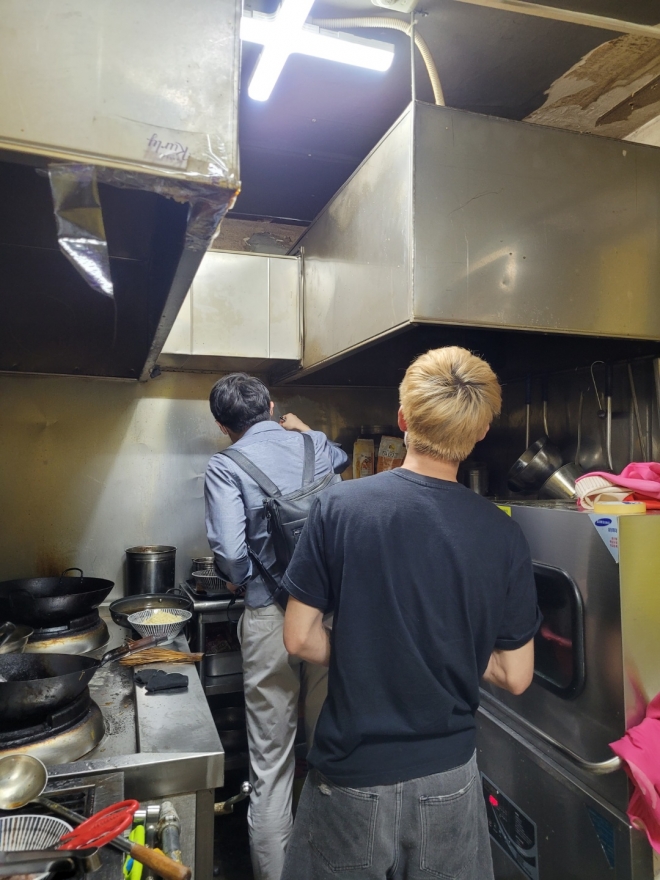 서울 종로구가 음식점 주방시설을 점검하는 모습. 종로구 제공.