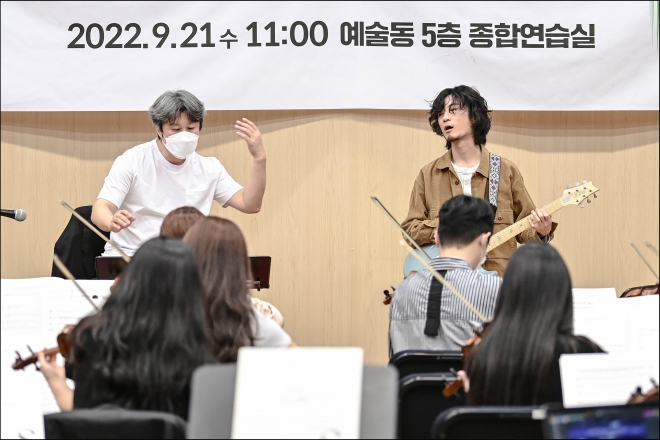 ‘충돌과 조화’를 기획하고 지휘를 맡은 김성국(왼쪽 뒤) 서울시국악관현악단장과 기타리스트 황린(오른쪽 뒤)이 21일 ‘능게’를 연습하고 있다. 세종문화회관 제공  
