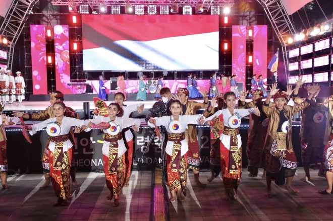 21일 오후 충남 천안 종합운동장에서 열린 ‘천안흥타령춤축제2022’ 개막식에서 국제 춤대회에 참가팀이 공연을 펼치고 있다. 사진=천안시 제공