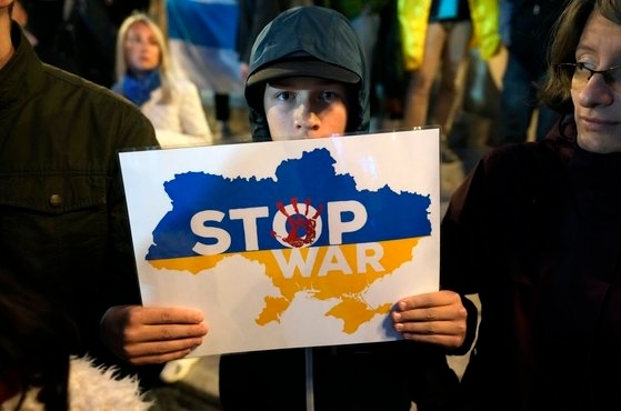 푸틴 대통령의 동원령에 ‘전쟁을 멈춰라’라는 피켓을 들고 반대 시위에 나선 시민. AP 연합뉴스