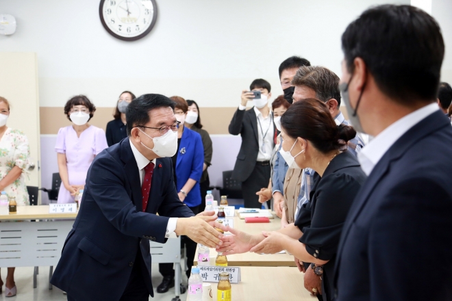 문헌일(왼쪽) 서울 구로구청장이 가리봉동 주민들과 인사를 나누고 있다. 구로구 제공 