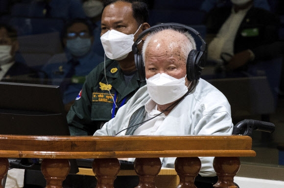 이제 91세가 된 키우 삼판 전 캄보디아 국가주석이 22일 수도 프놈펜에 마련된 유엔 캄보디아 전범재판소 법정에 휠체어에 앉은 채로 출두, 자신의 종신형에 대한 항소 기각 판결을 심각한 표정으로 듣고 있다. 캄보디아 전범재판소 제공 AP 연합뉴스 