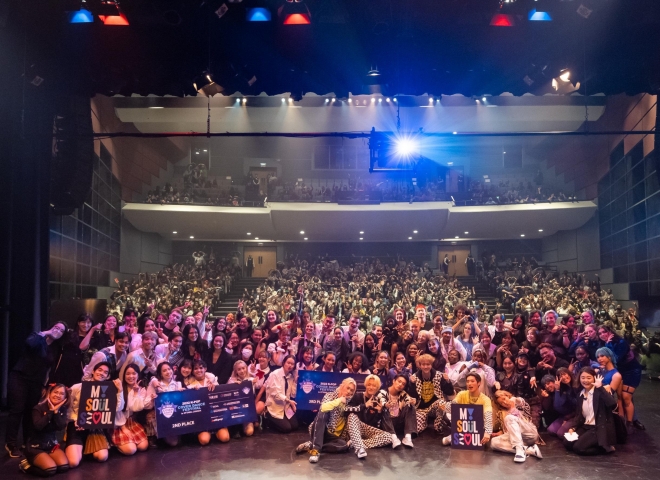 ‘2022 K-POP 커버댄스 페스티벌 in 캐나다’ 참가자들과 관객들이 함께한 단체사진. 서울신문 DB
